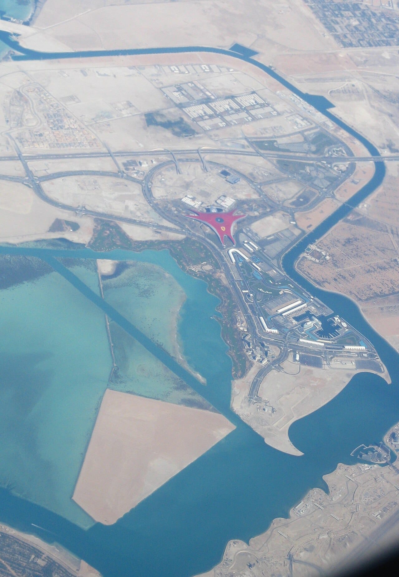 Остров Яс сверху: Ferrari World, трасса Яс Марина и каналы вокруг острова