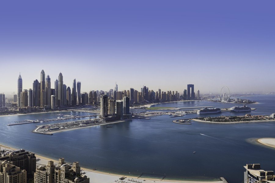 Вид на Дубай Марину и колесо Ain Dubai с бассейна Aura
