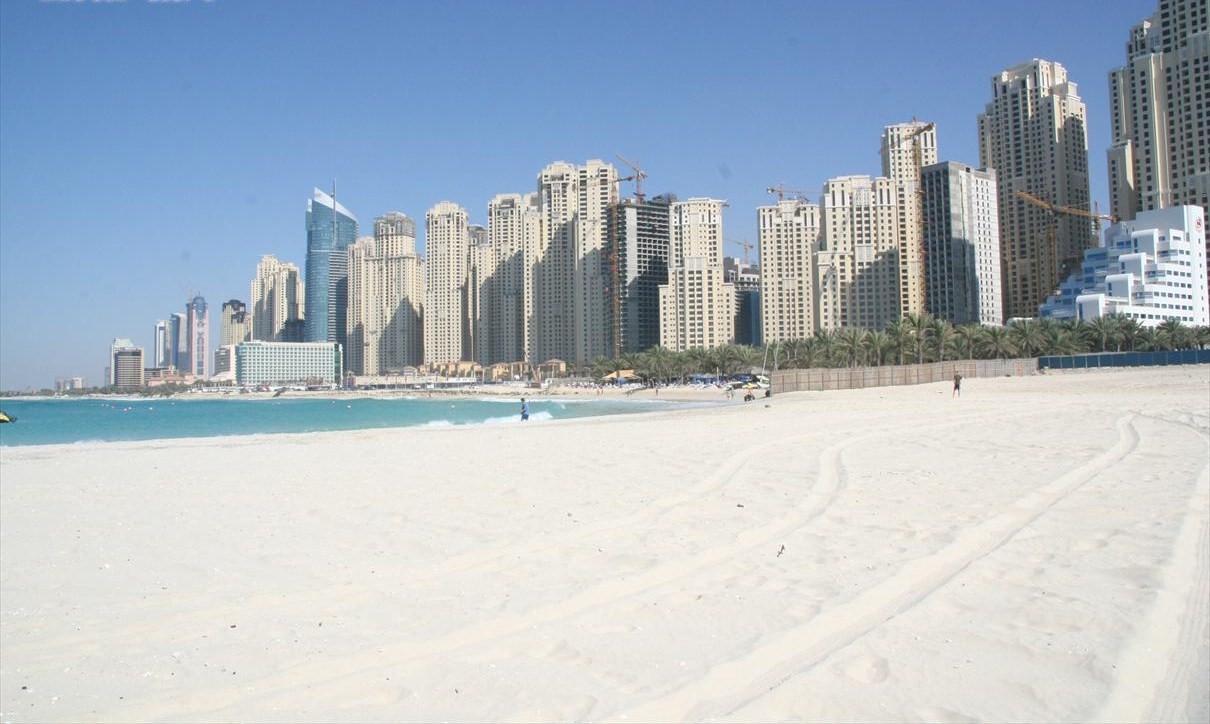 Пляж JBR в Дубай Марине в феврале 2007 года: жилые башни, над некоторыми ещё стоят строительные краны