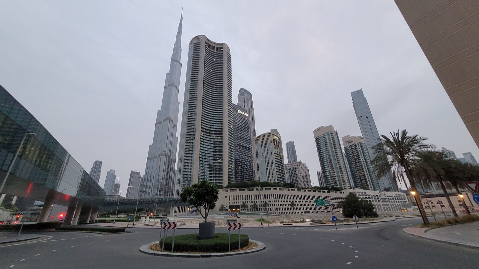 Бурдж-Халифа и жилые башни Даунтауна у станции метро Burj Khalifa/Dubai Mall