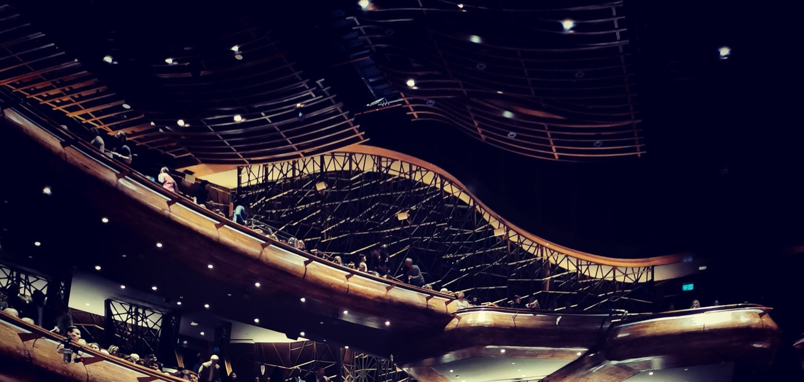 Изогнутые деревянные балконы-ярусы в зале Dubai Opera