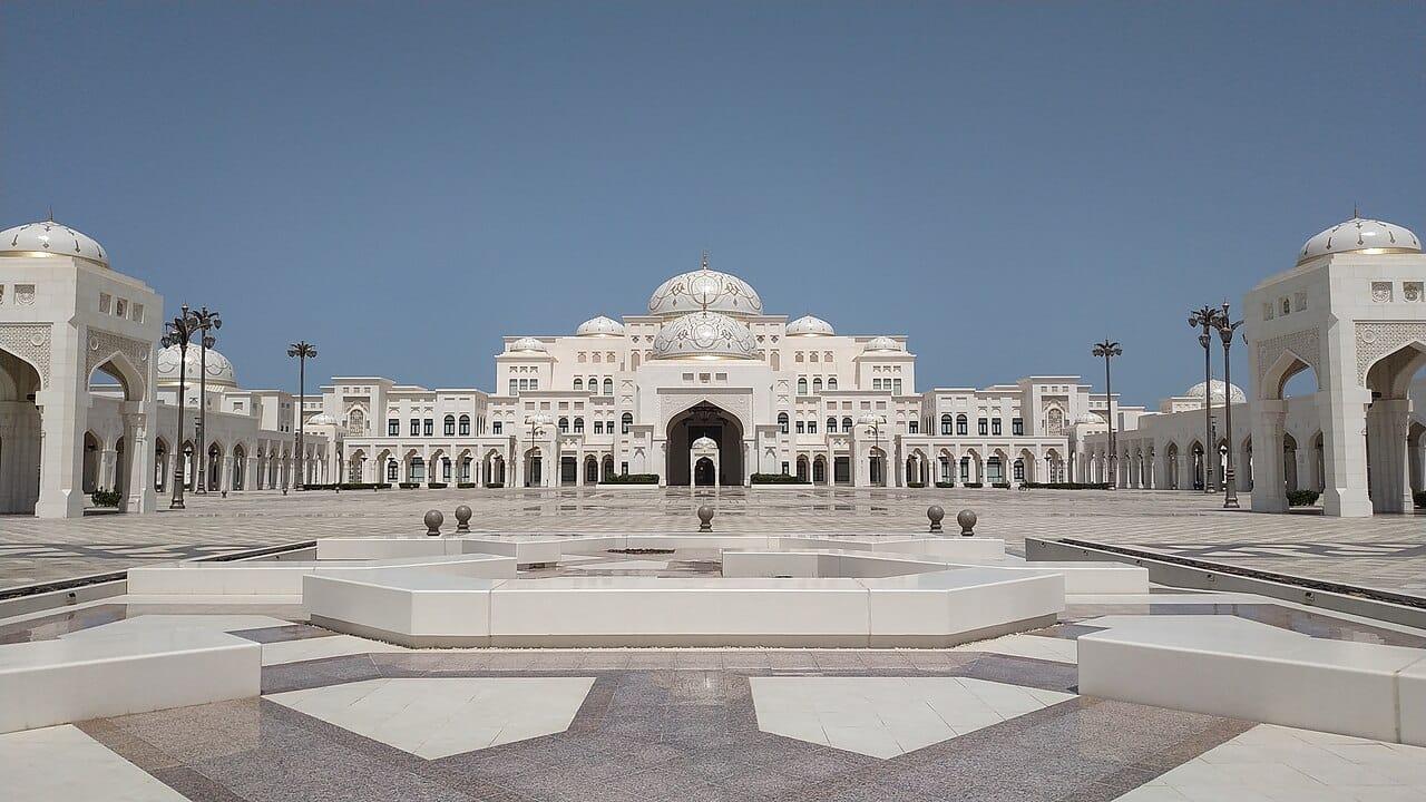 Фасад дворца Qasr Al Watan в Абу-Даби
