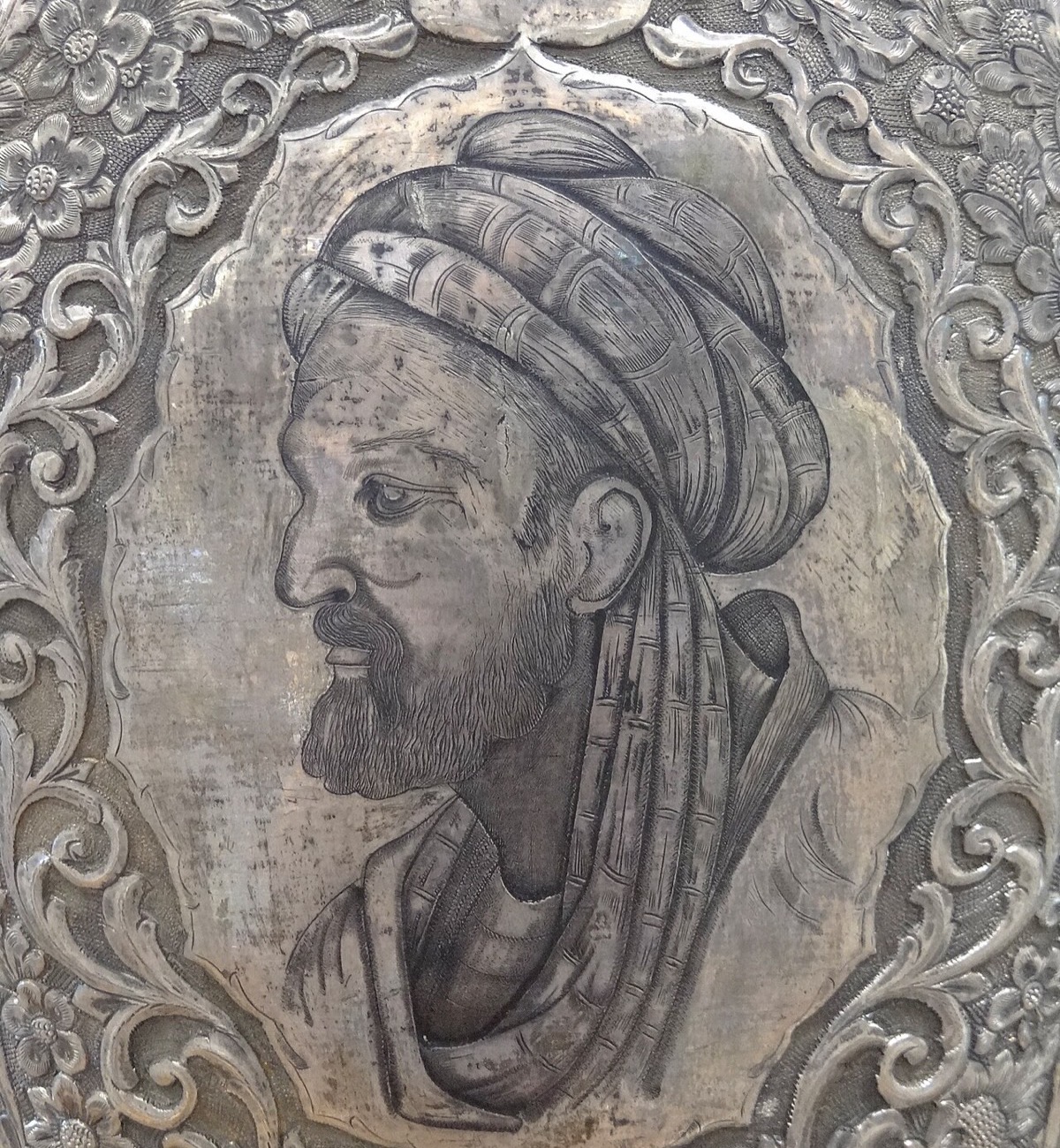 Портрет Ибн Сины (Авиценны) на серебряной вазе