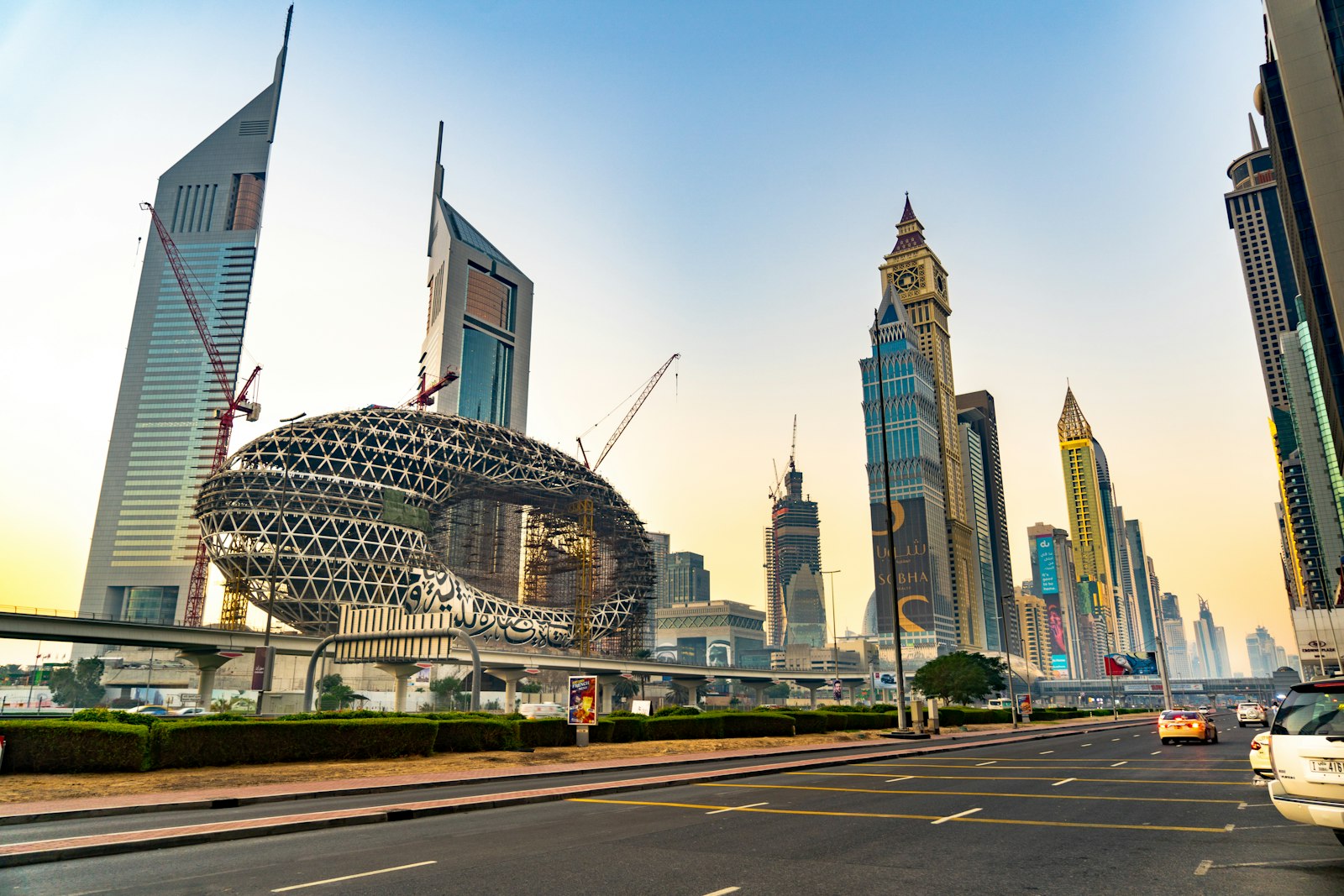 Шейх-Зайед-роуд в Дубае: Emirates Towers, Музей будущего и деловые небоскрёбы на рассвете