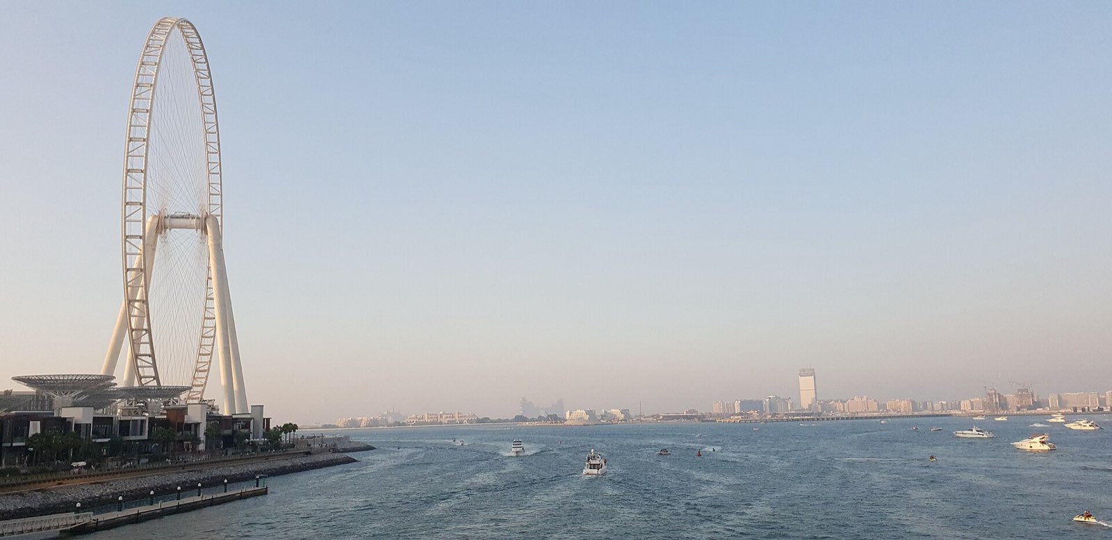 Колесо обозрения Ain Dubai на острове Bluewaters и залив с катерами