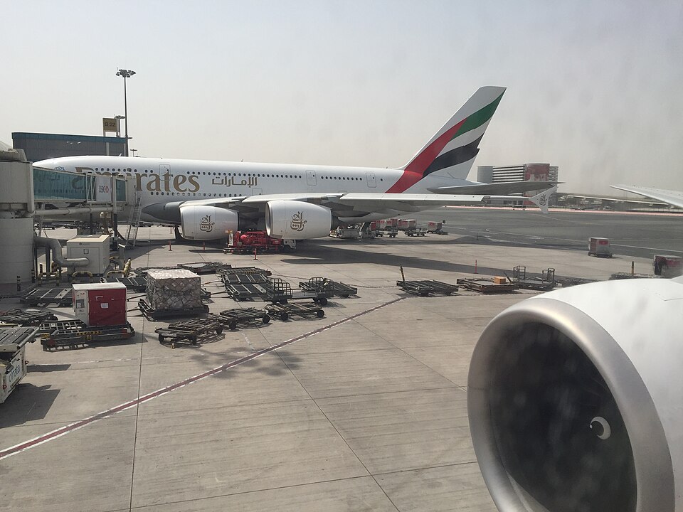 Самолёт Emirates A380 у гейта в аэропорту Дубая