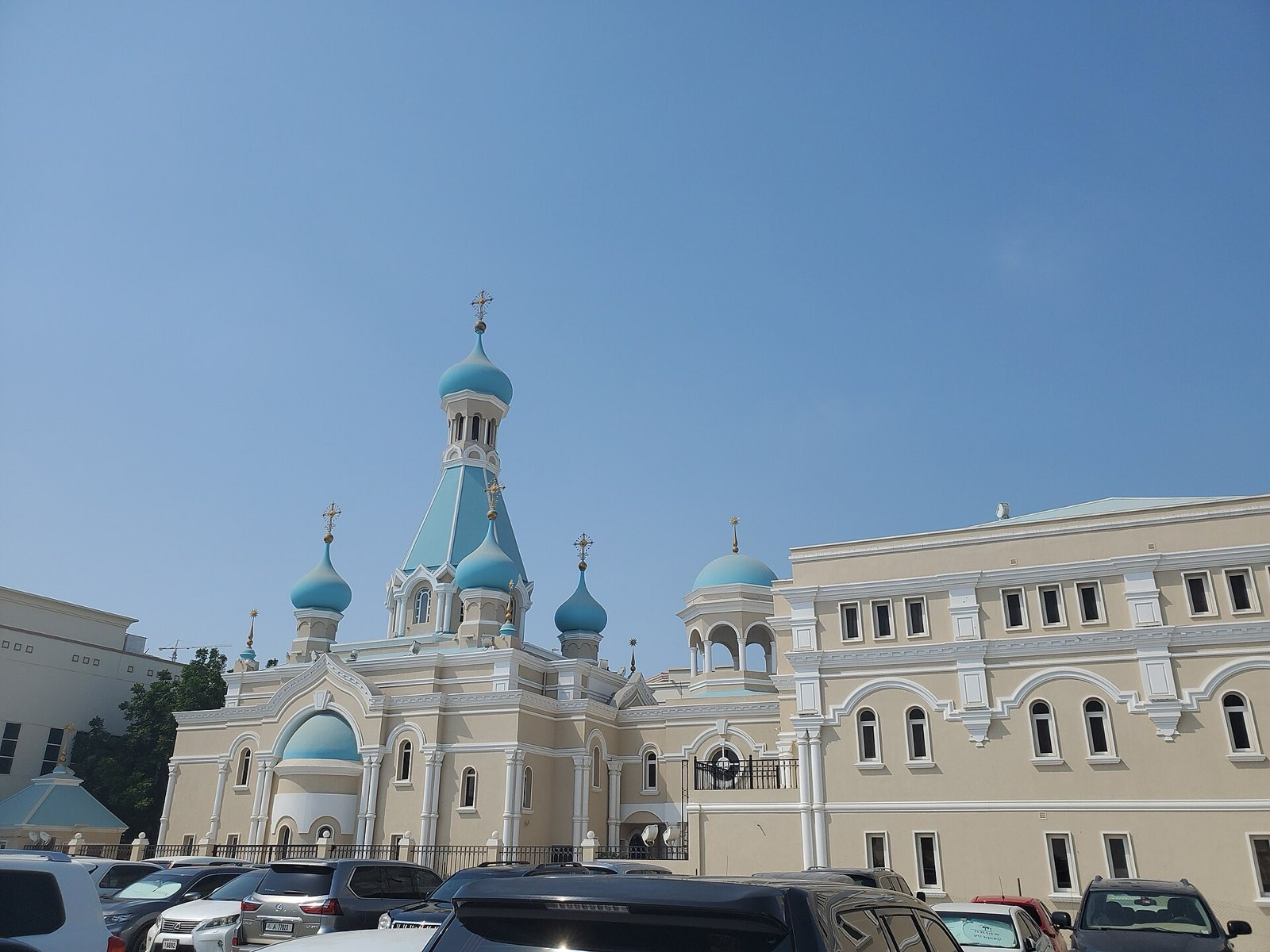 Храм святого апостола Филиппа в Шардже с голубыми куполами и золотыми крестами