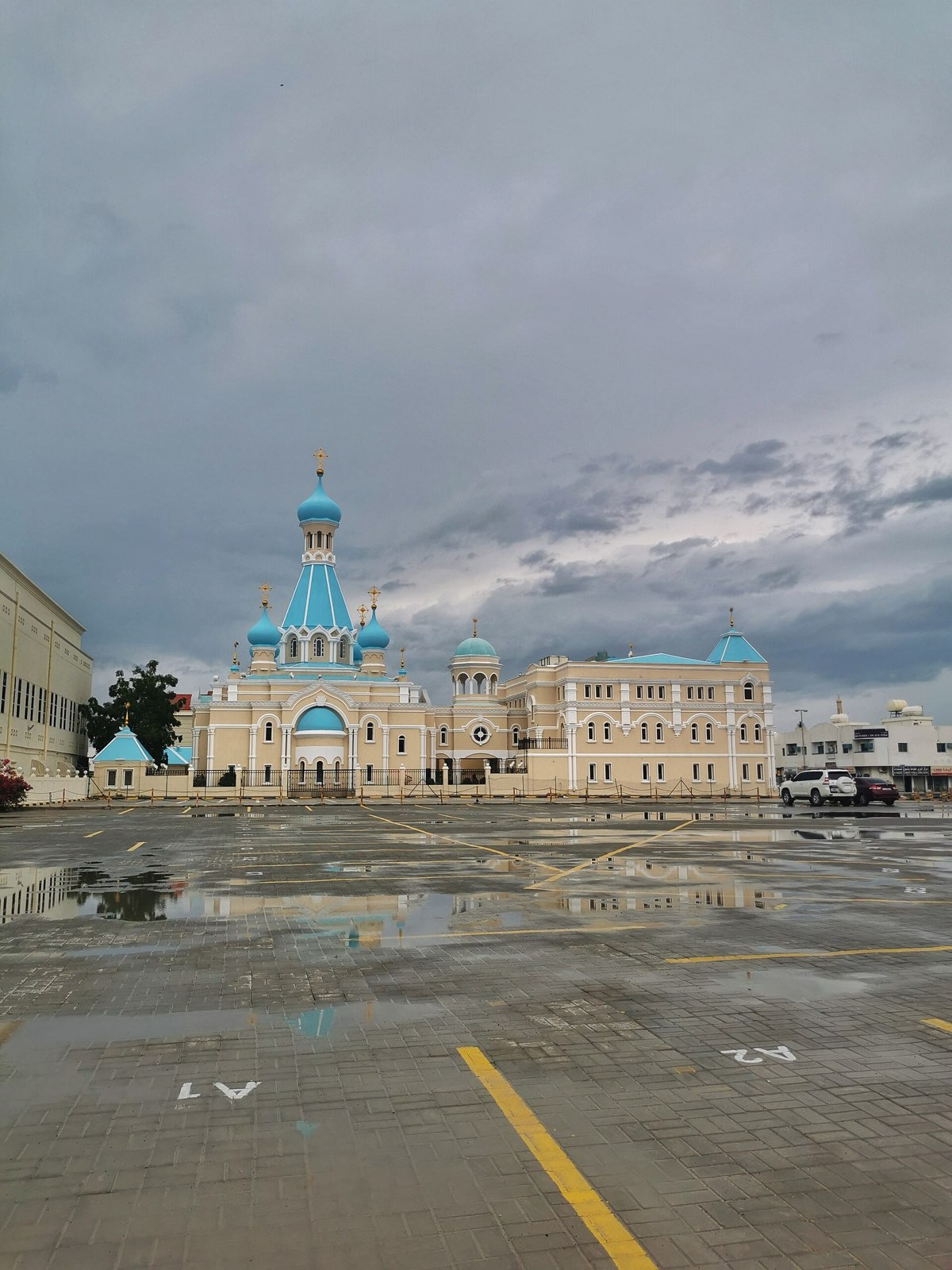 Храм святого апостола Филиппа в Шардже под облачным небом