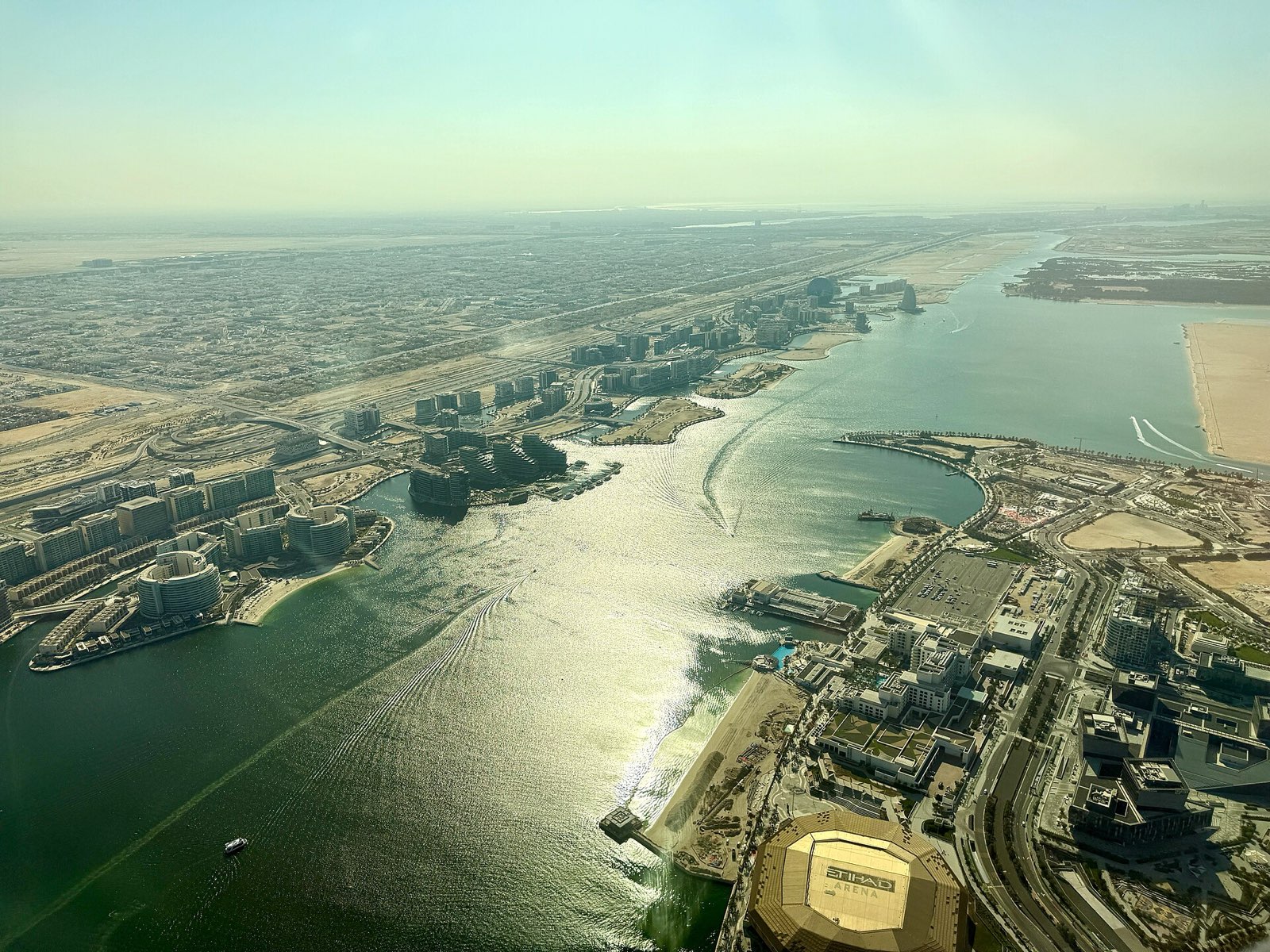 Вид сверху на набережную Yas Bay, внизу видна крыша Etihad Arena