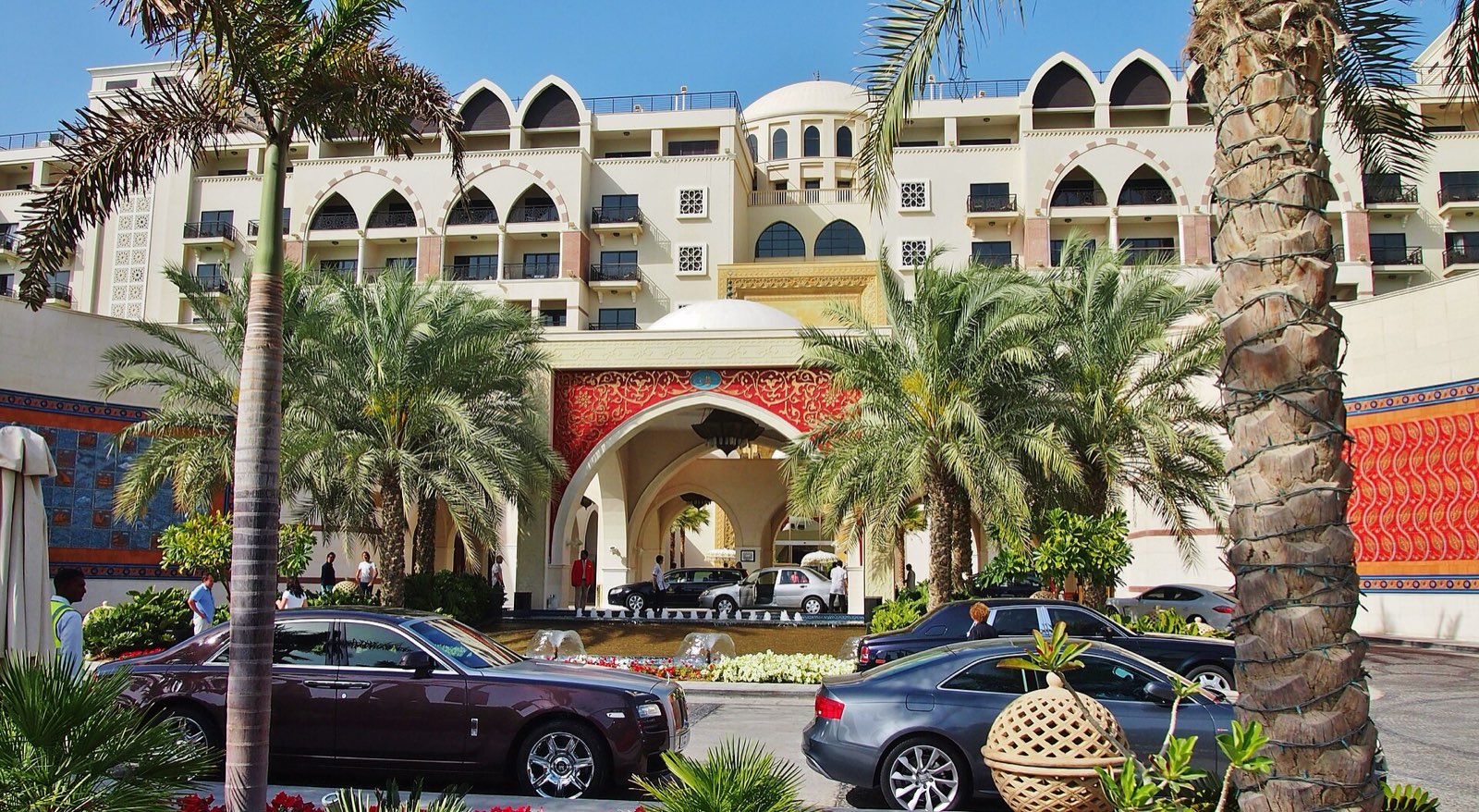 Вход в отель Jumeirah Zabeel Saray на Пальме Джумейра с пальмами и арочным порталом