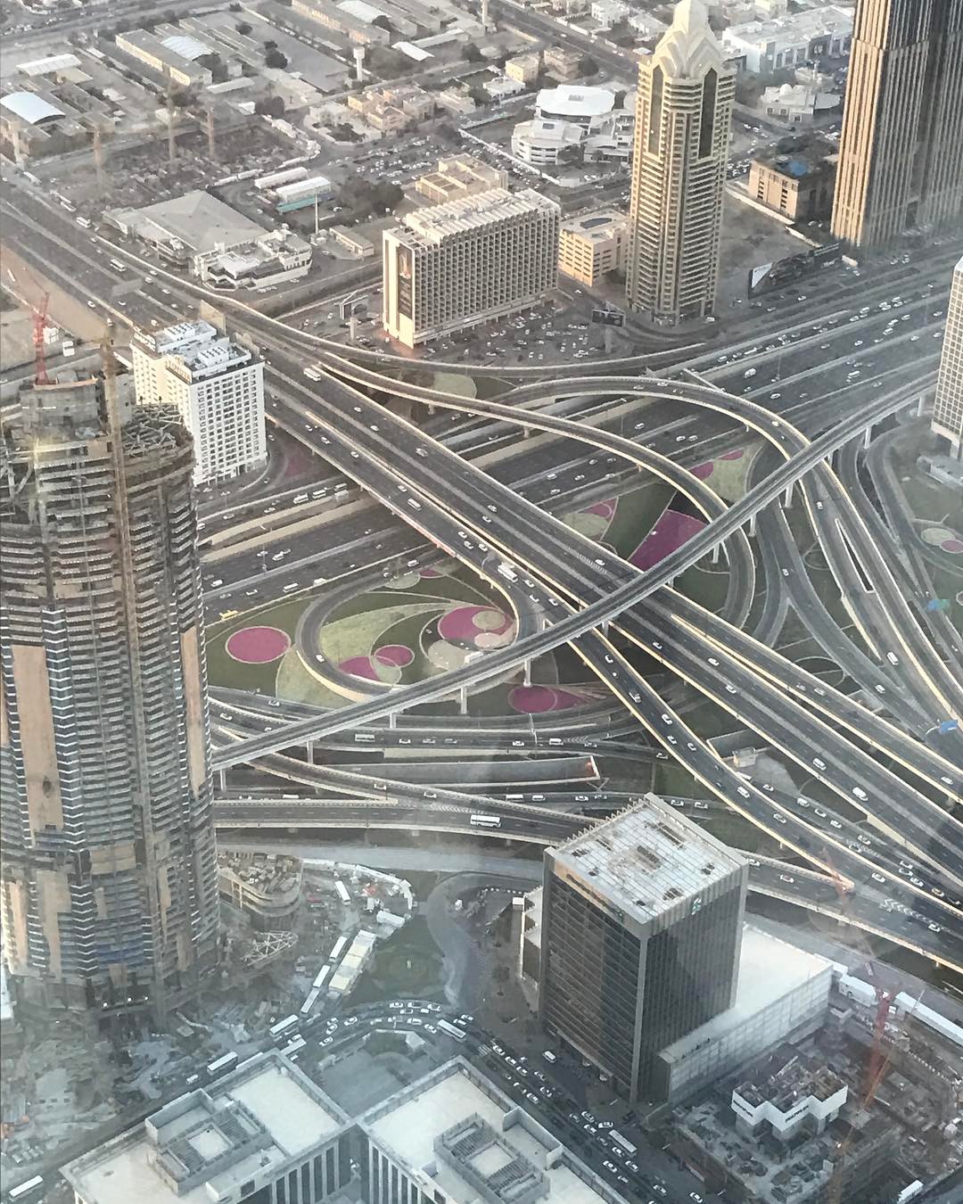 Дорожные развязки и Downtown Dubai с Бурдж-Халифа