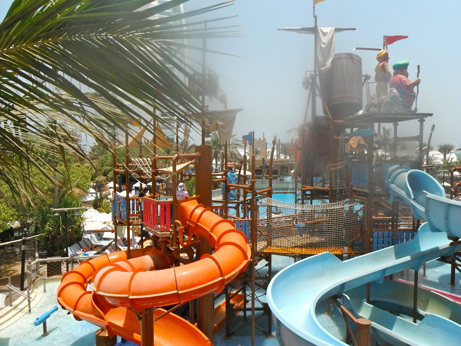 Детская игровая зона с горками в аквапарке Wild Wadi в Дубае