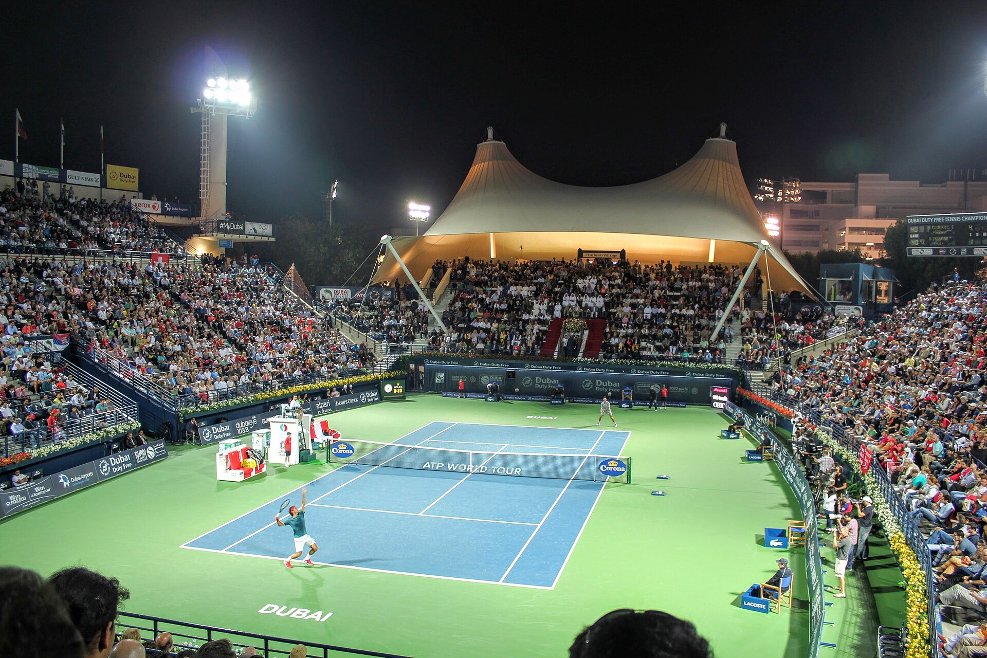 Вечерний матч на центральном корте Dubai Duty Free Tennis Championships под шатровой крышей трибуны