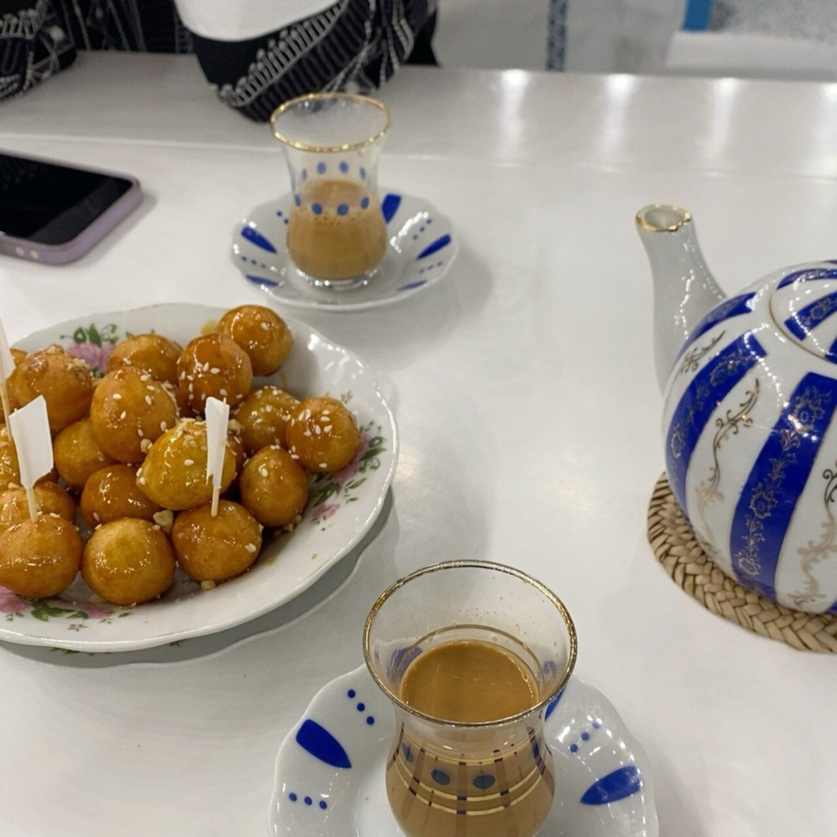 Лукаймат с кунжутом и карак-чай в стаканчиках-армуду