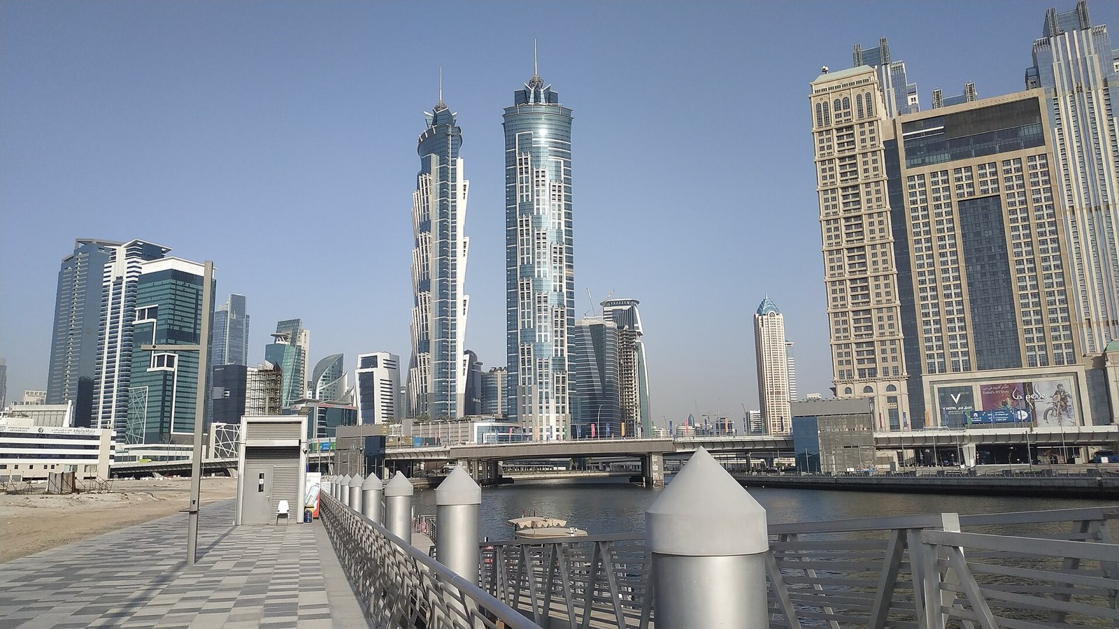 Набережная Dubai Water Canal с видом на небоскрёбы Business Bay