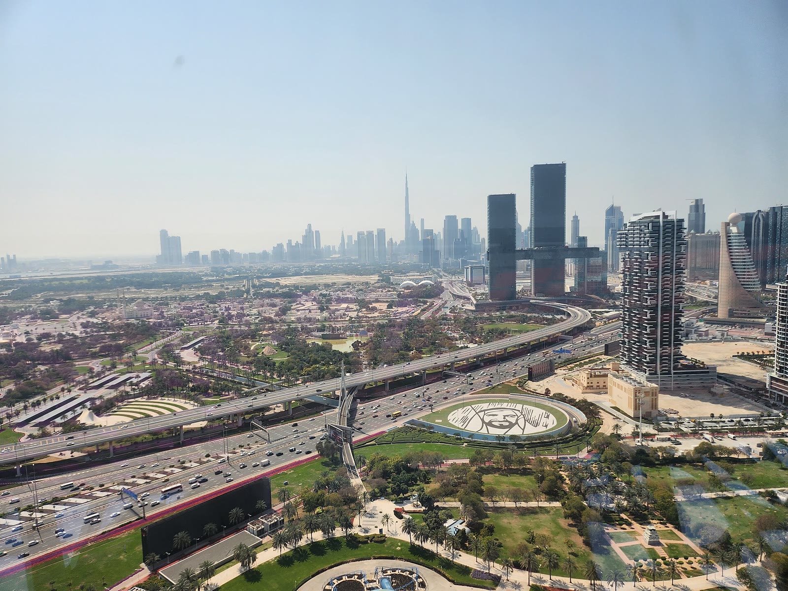 Вид с Dubai Frame на парк Забиль, шоссе и небоскрёбы Дубая