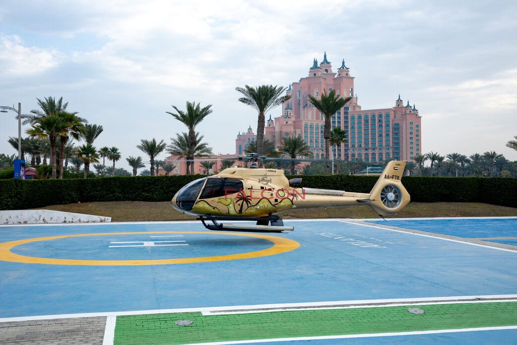 Вертолёт на площадке у отеля Atlantis The Palm